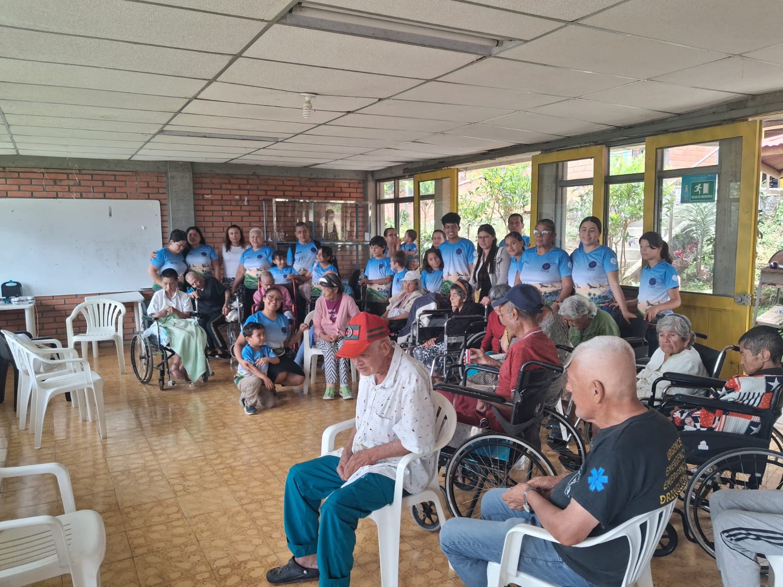 Jóvenes adventista en Centro de Bienestar del Adulto Santa Ana