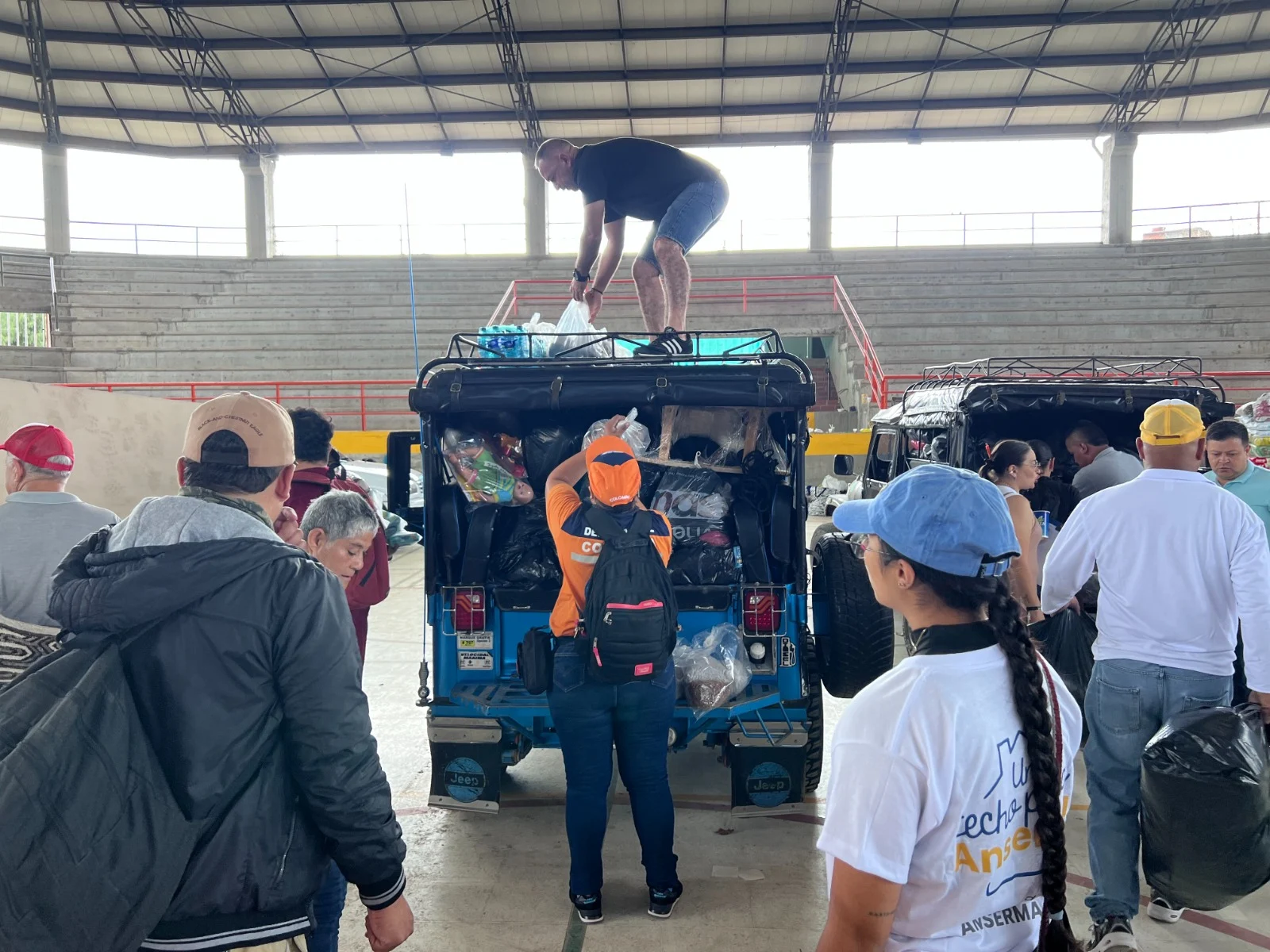Voluntarios colaboran con el programa "UN TECHO PARA ANSERMA"