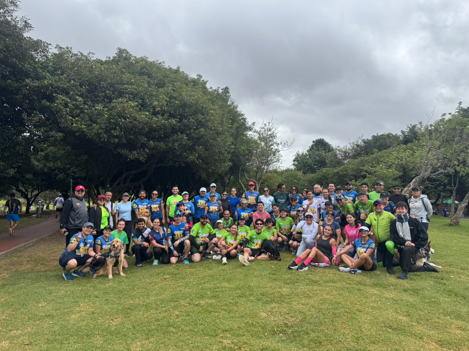 Trotadores De Esperanza de la ciudad de Bogotá junto al director de Adra participando de la Trotatón De Esperanza